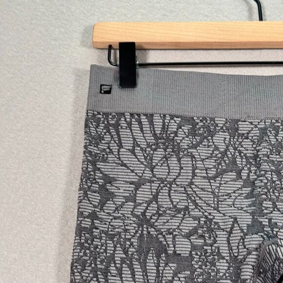 Fabletics Kate Hudson Leggings Womens Small Grey‎ Textured Floral Seamless Crop - Picture 4 of 9